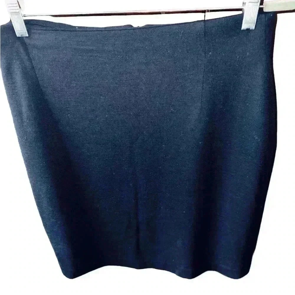 Liz Claiborne size 14 100% wool midnight blue pencil skirt.Hidden zipper, lined.